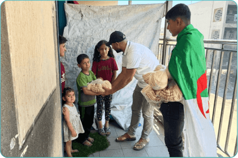 Sabili Foundation workers distributing fresh bread to displaced families
