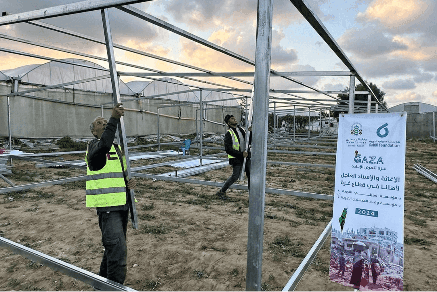 Building shelters for displaced Palestinians
