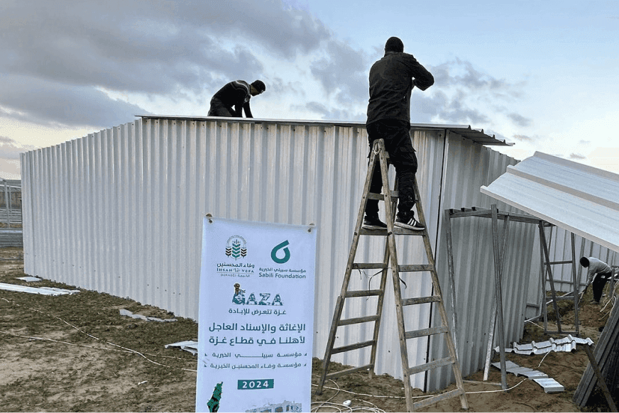Building shelters for displaced Palestinians