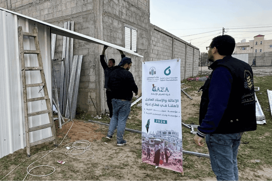 Building shelters for displaced Palestinians