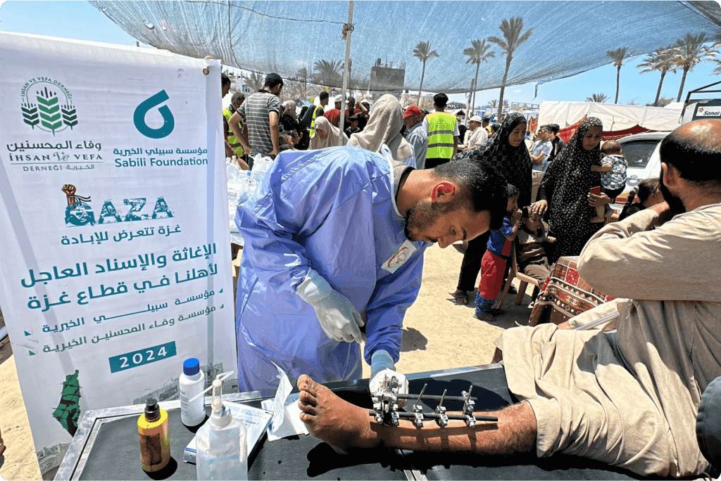 Sabili Foundation doctor inspecting injured Palestinian